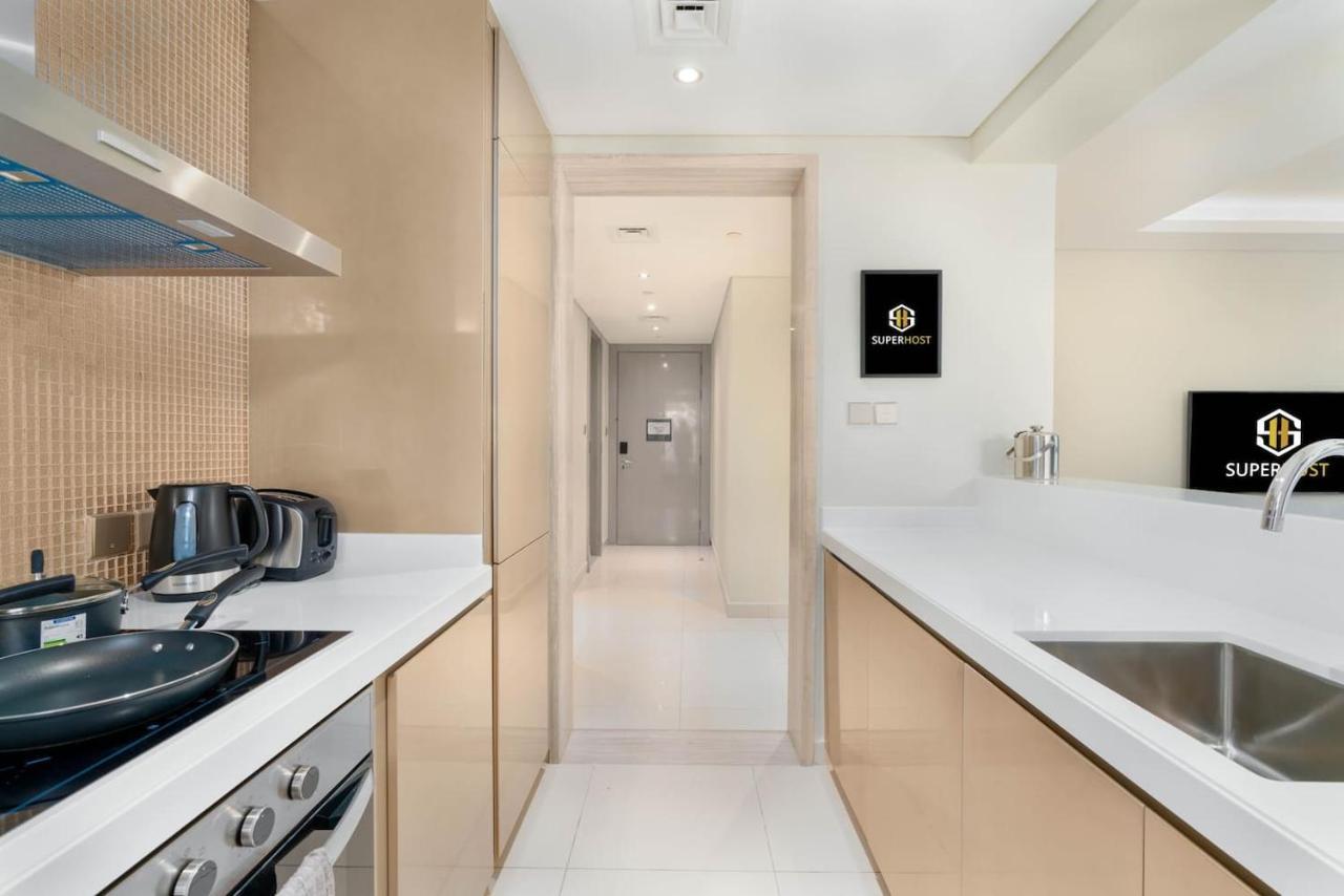 White Sage - Glamorous & Spacious 2br At Damac Paramount Towers Dubai