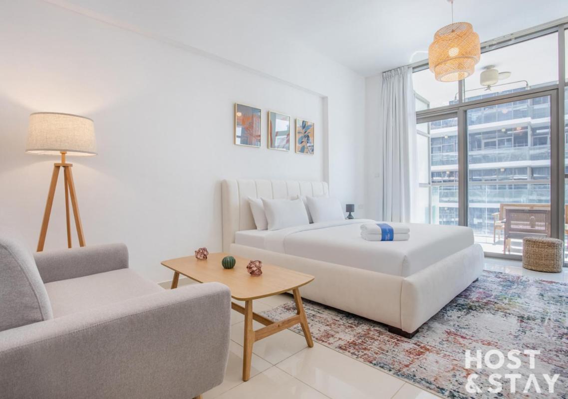 Apartment In Golf Vista, Damac Hills - Host & Dubai