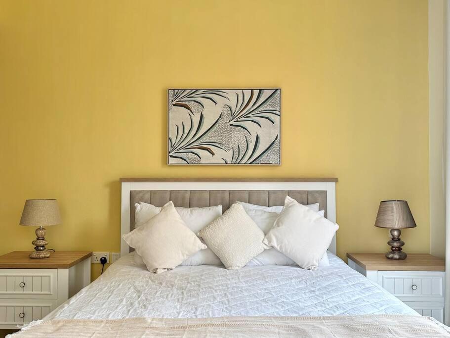 Sun, Sand, And Fun - King Bed, Sofa Bed! Sleeps 4 Apartment