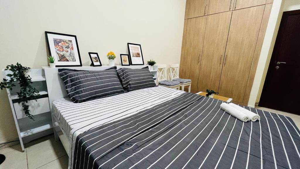 Homestay Beautiful Bedroom In Al Barsha Near Mashreq Metro Dubai