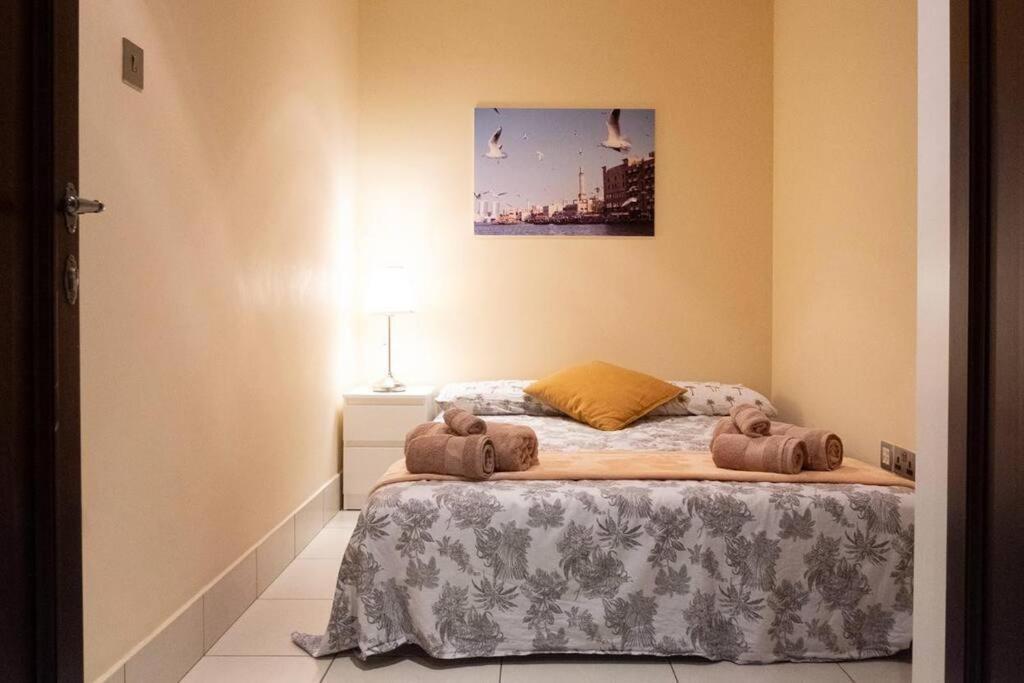 Modern Retreat Close To Burj Khalifa And Steps From Mall Apartment Dubai