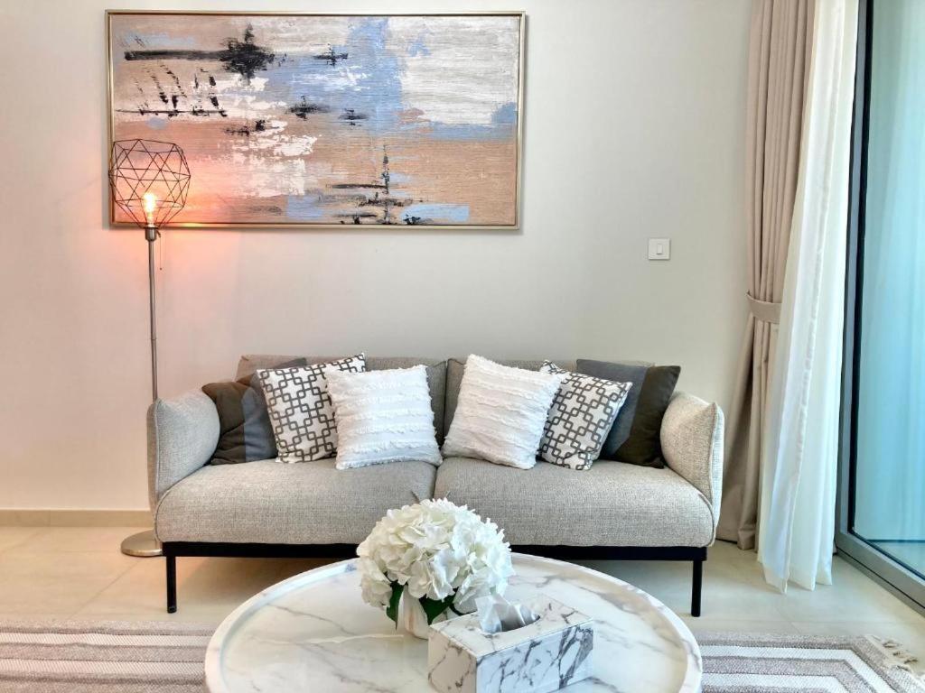 Luxurious 1-bedroom With Skyline View In Downtown Views Ii Apartment Dubai