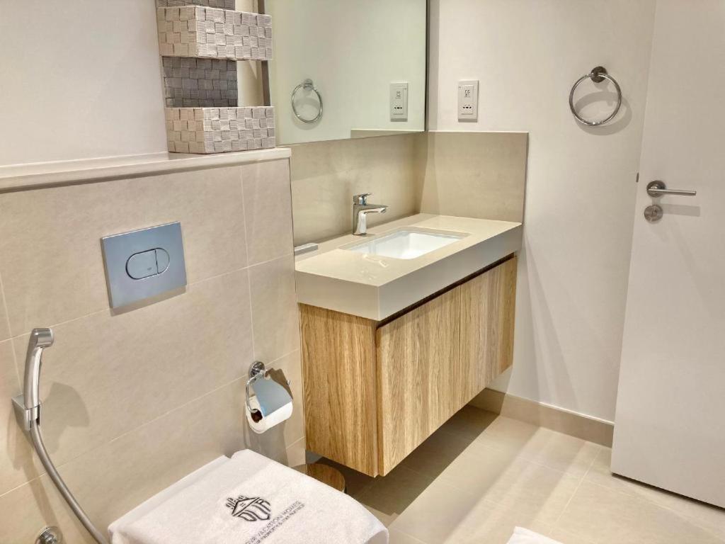 Apartment Luxurious 1-bedroom With Skyline View In Downtown Views Ii *