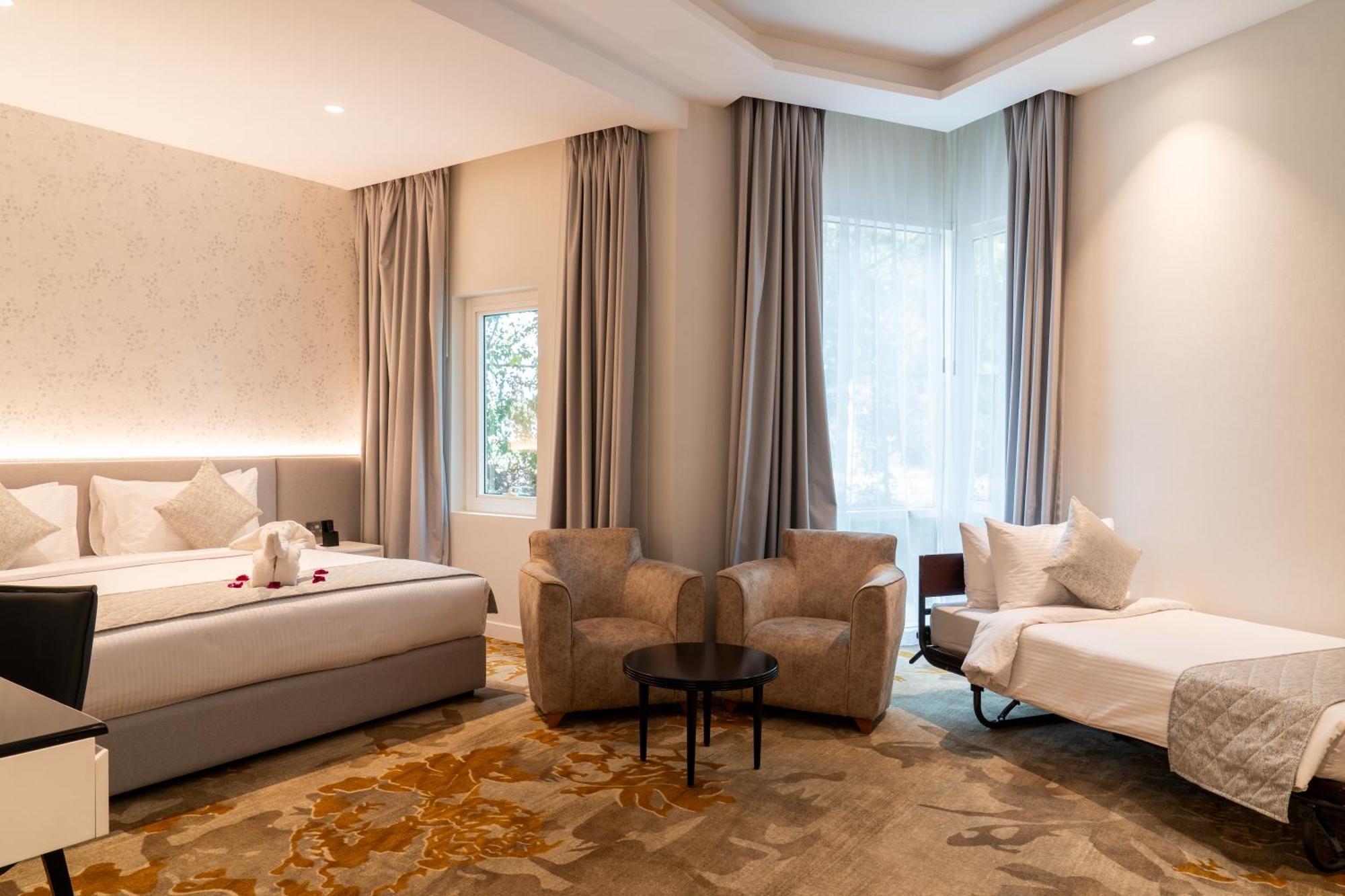 Estay Hotel 3*