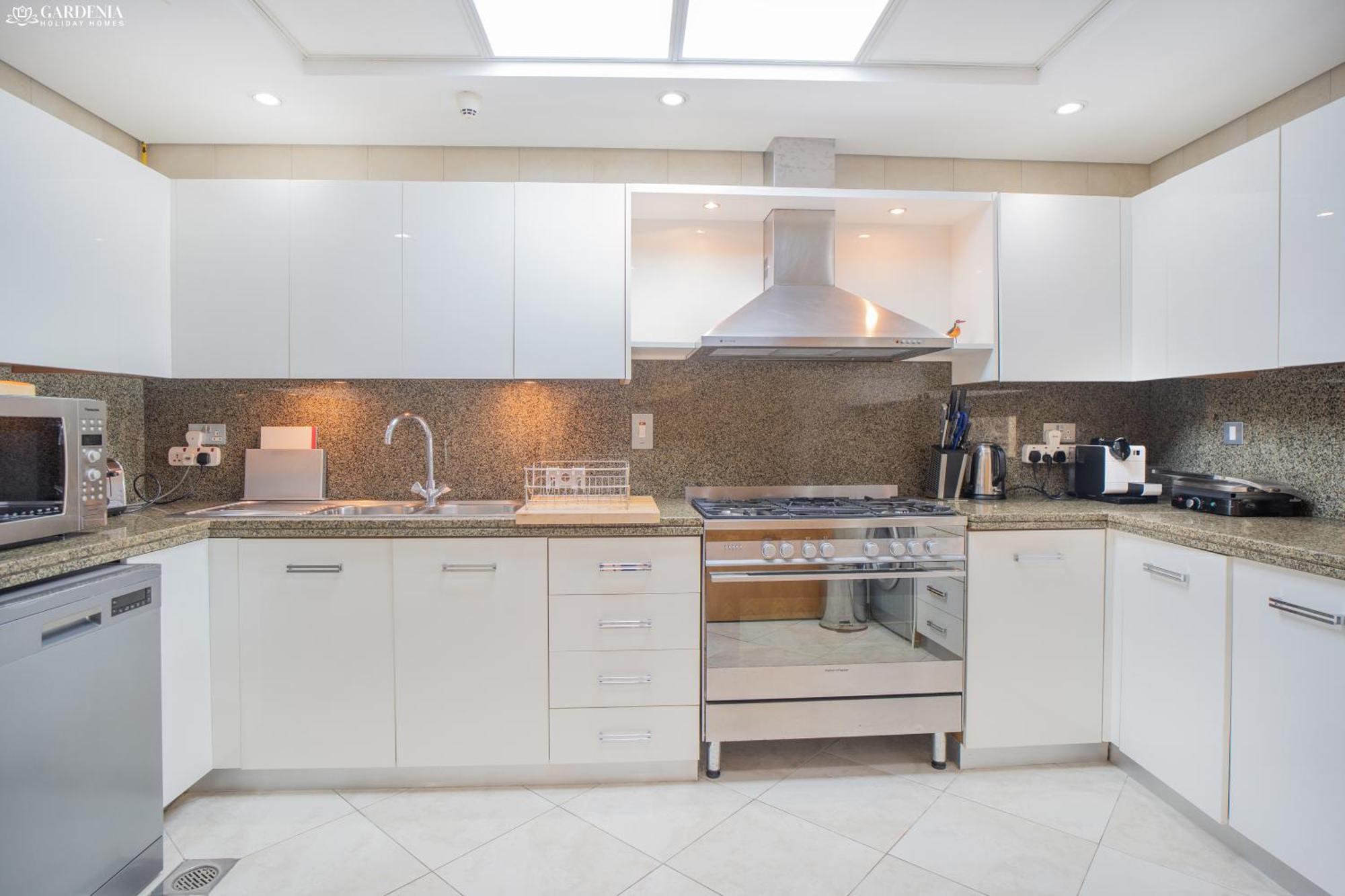 Gardenia Al Fattan Marine Suites: Beachfront Luxury With Sea Views Apartment