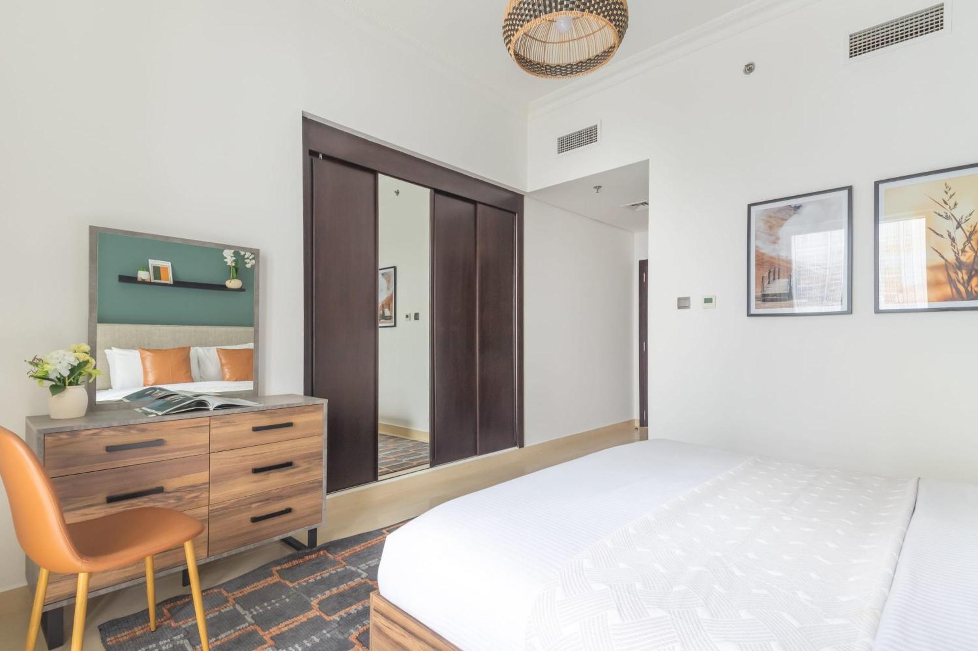 Frank Porter - Mon Reve Apartment