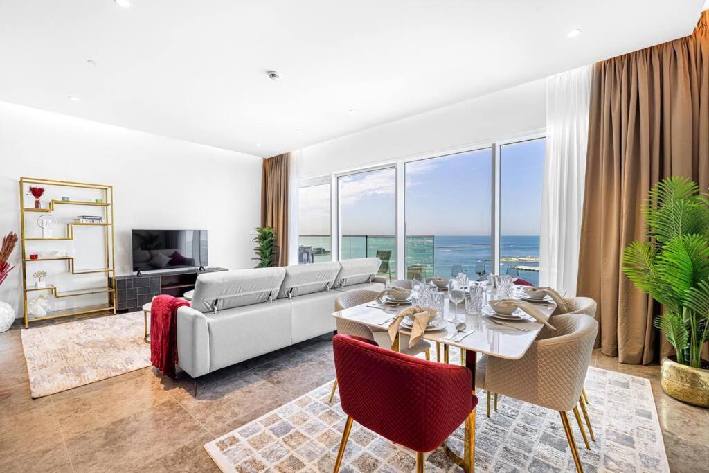 Private Beach - 4br - 8 Sleep - Pool - 180 Grades Sea & Ain View - Huge Balcony - Parking - Prime Location *
