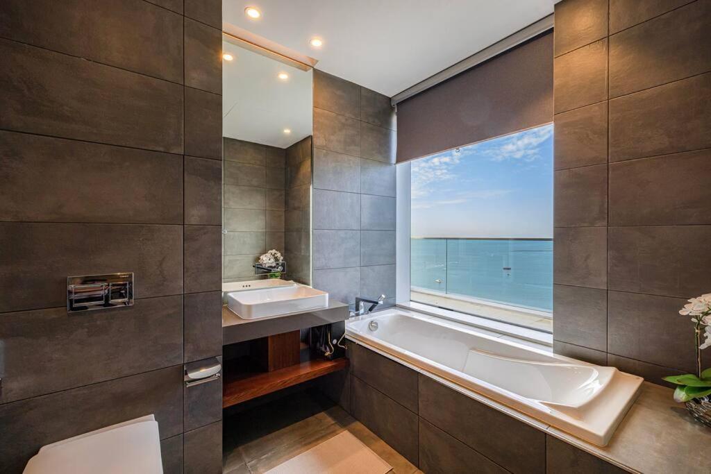 Private Beach - 4br - 8 Sleep - Pool - 180 Grades Sea & Ain View - Huge Balcony - Parking - Prime Location Apartment *