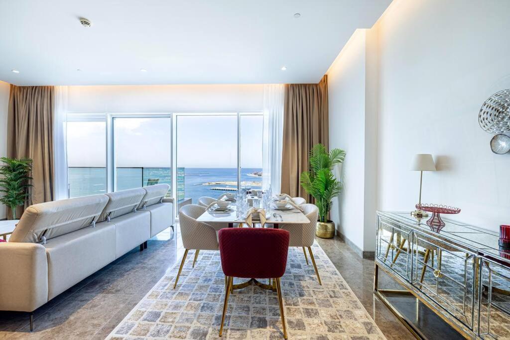 Apartment Private Beach - 4br - 8 Sleep - Pool - 180 Grades Sea & Ain View - Huge Balcony - Parking - Prime Location *