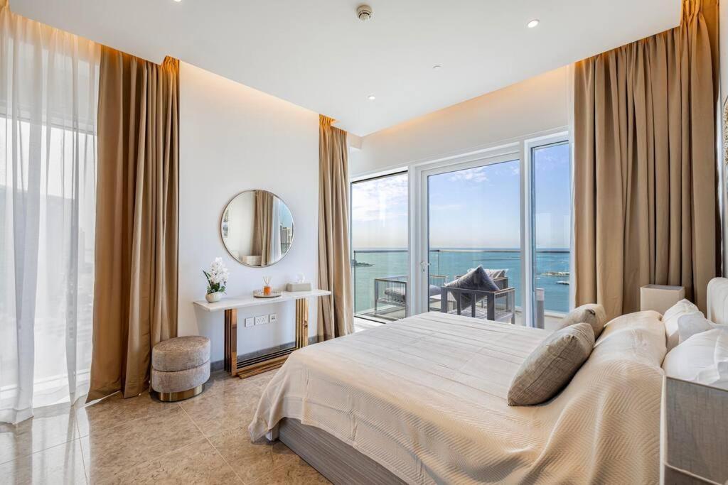 Private Beach - 4br - 8 Sleep - Pool - 180 Grades Sea & Ain View - Huge Balcony - Parking - Prime Location *