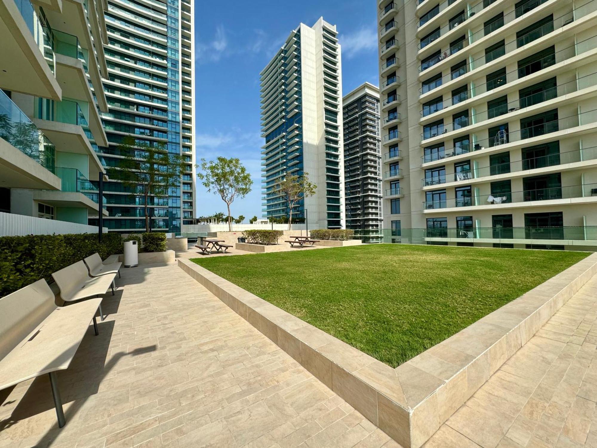 Apartment Luxury Living Private Beach, Emaar Beachfront Dubai