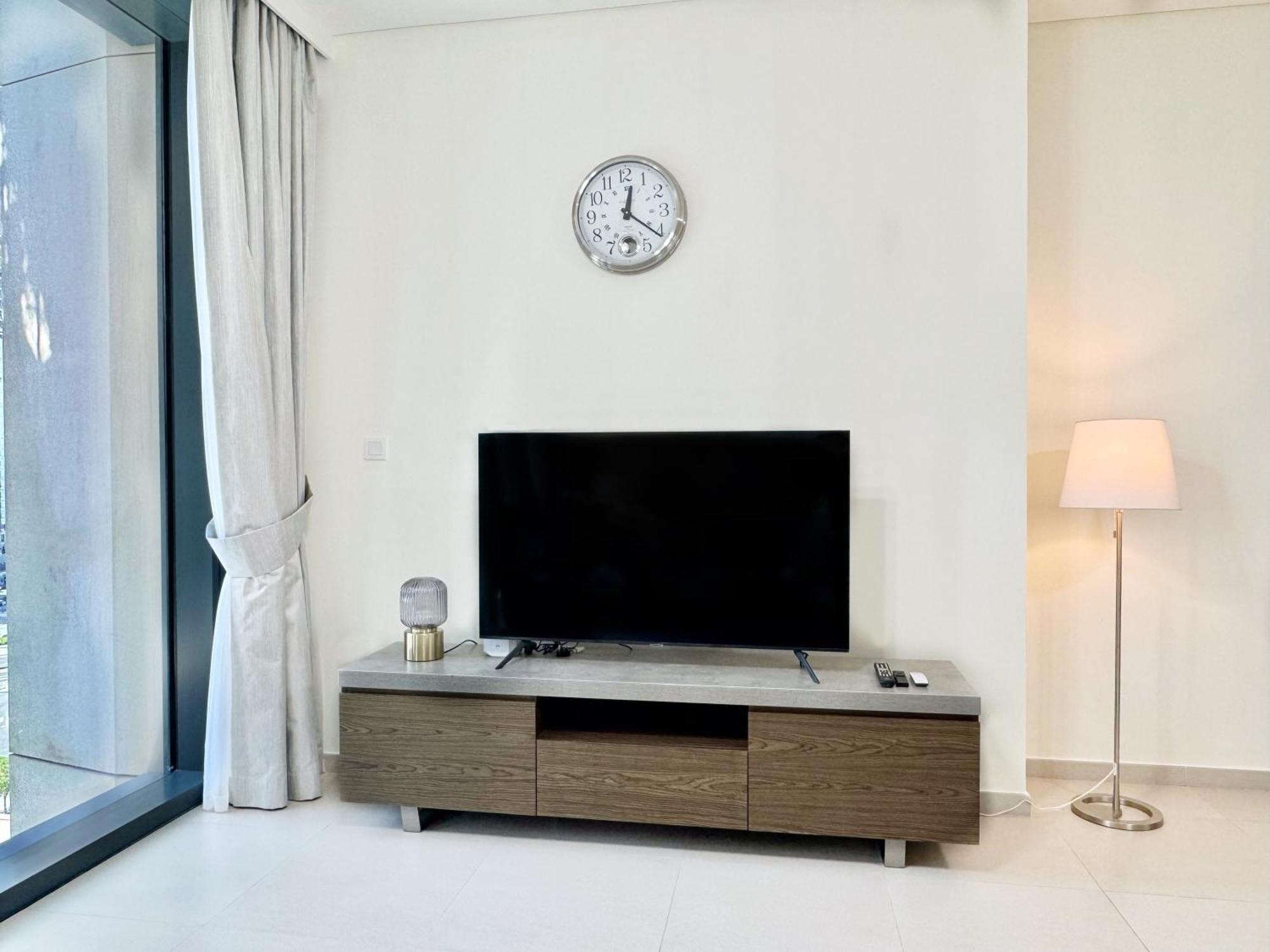 Spacious And Vibrant 1br In Boulevard Heights * Dubai