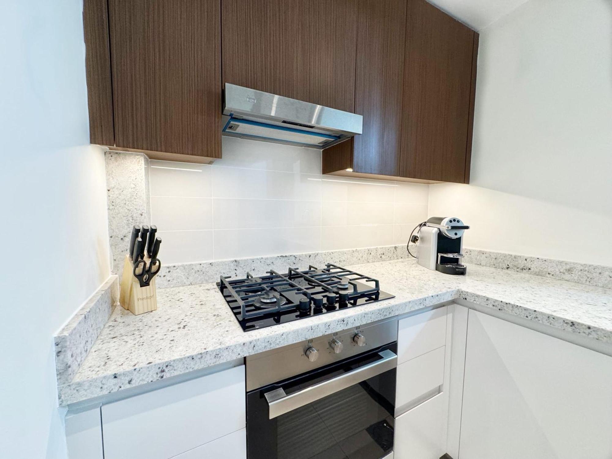 Spacious And Vibrant 1br In Boulevard Heights * Dubai