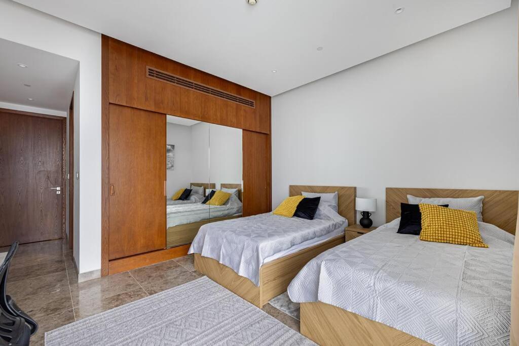 Private Beach - 4br - 8 Sleep - Pool - 180 Grades Sea & Ain View - Huge Balcony - Parking - Prime Location