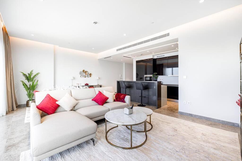 Private Beach - 4br - 8 Sleep - Pool - 180 Grades Sea & Ain View - Huge Balcony - Parking - Prime Location Apartment *