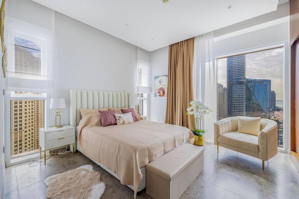 Apartment Private Beach - 4br - 8 Sleep - Pool - 180 Grades Sea & Ain View - Huge Balcony - Parking - Prime Location Dubai
