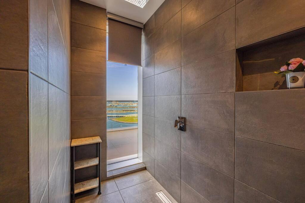 Private Beach - 4br - 8 Sleep - Pool - 180 Grades Sea & Ain View - Huge Balcony - Parking - Prime Location Apartment Dubai