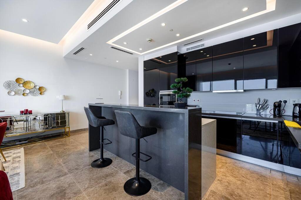 Apartment Private Beach - 4br - 8 Sleep - Pool - 180 Grades Sea & Ain View - Huge Balcony - Parking - Prime Location
