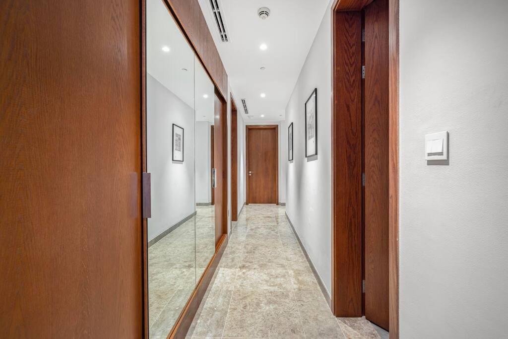 Apartment Private Beach - 4br - 8 Sleep - Pool - 180 Grades Sea & Ain View - Huge Balcony - Parking - Prime Location *