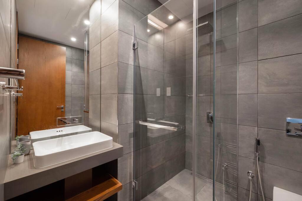 Apartment Private Beach - 4br - 8 Sleep - Pool - 180 Grades Sea & Ain View - Huge Balcony - Parking - Prime Location *
