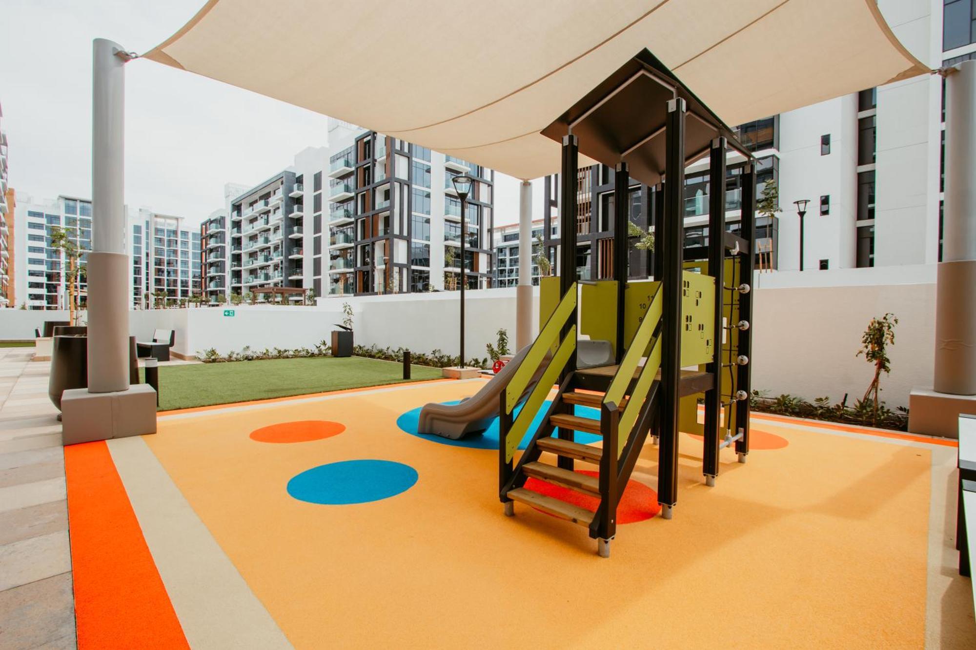 Modern Oasis: Spacious Near Downtown Apartment *