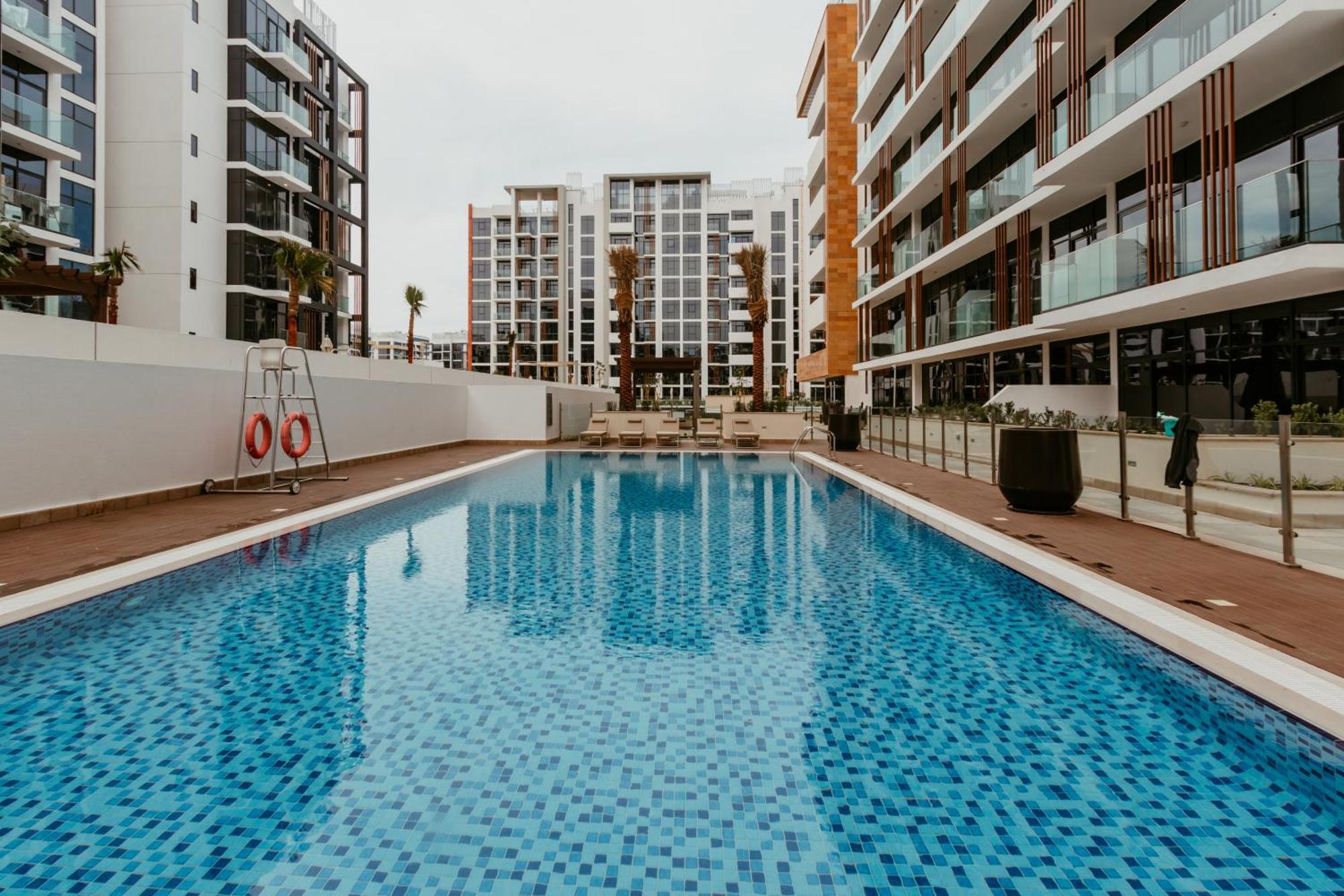 Modern Oasis: Spacious Near Downtown