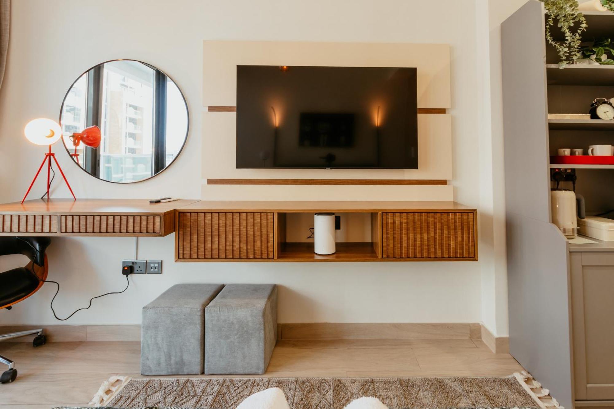 Modern Oasis: Spacious Near Downtown