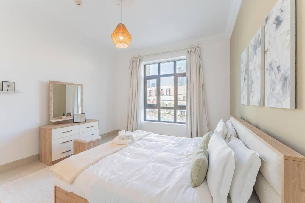 Traditional 2 Bedroom With Fountain View Apartment Dubai