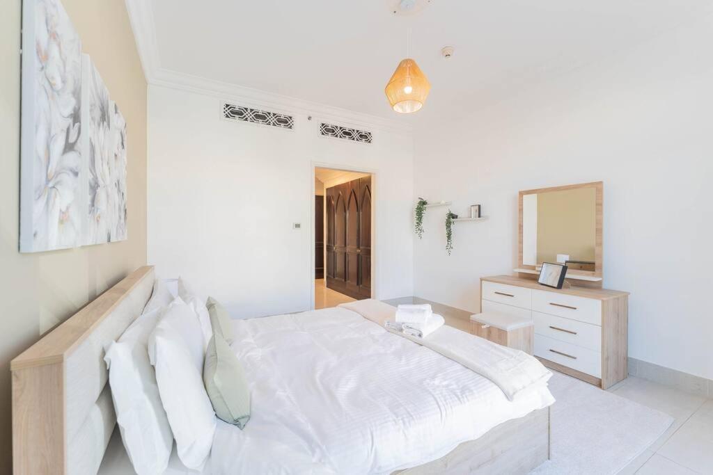 Traditional 2 Bedroom With Fountain View Apartment