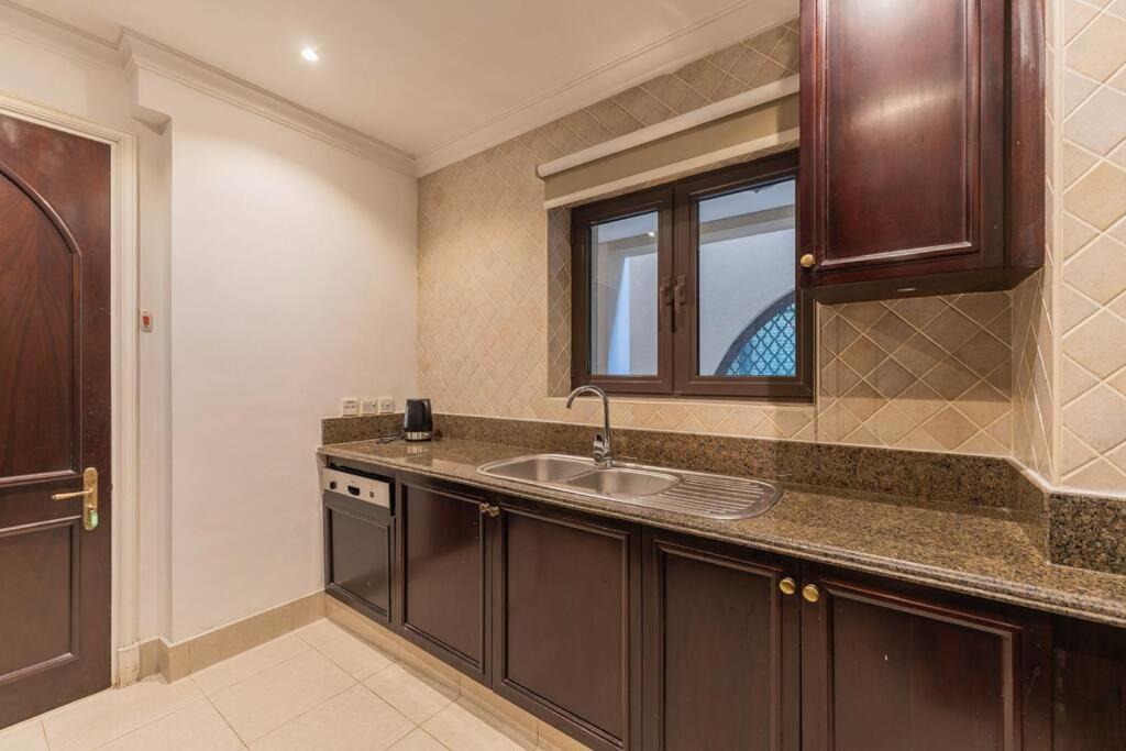 Traditional 2 Bedroom With Fountain View Apartment Dubai