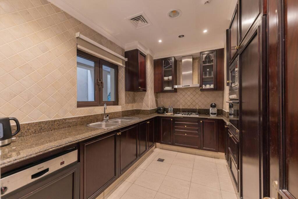 Traditional 2 Bedroom With Fountain View *