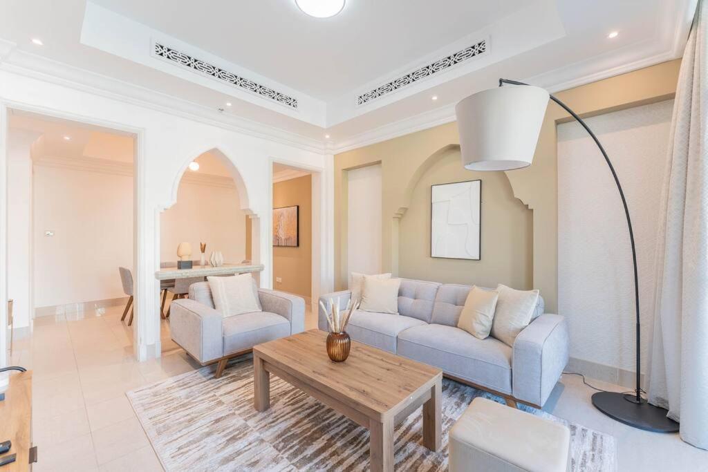 Traditional 2 Bedroom With Fountain View *