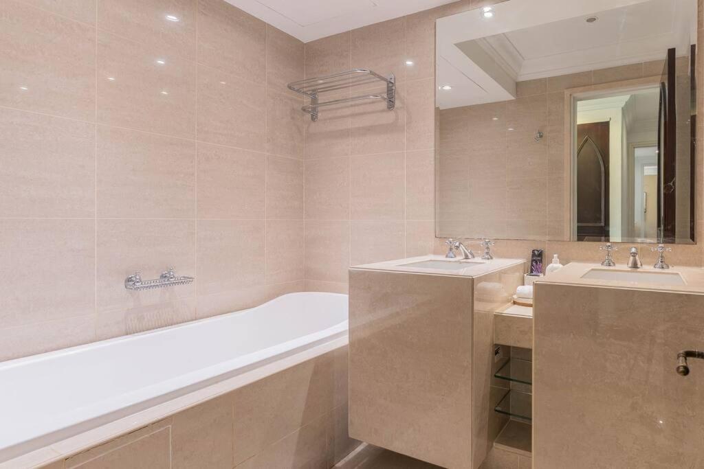 Traditional 2 Bedroom With Fountain View Apartment Dubai