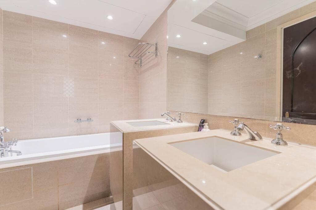 Traditional 2 Bedroom With Fountain View Dubai