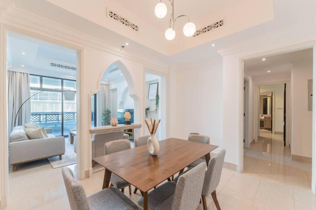 Traditional 2 Bedroom With Fountain View Apartment Dubai