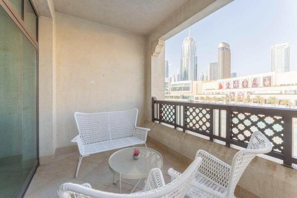 Traditional 2 Bedroom With Fountain View Apartment *