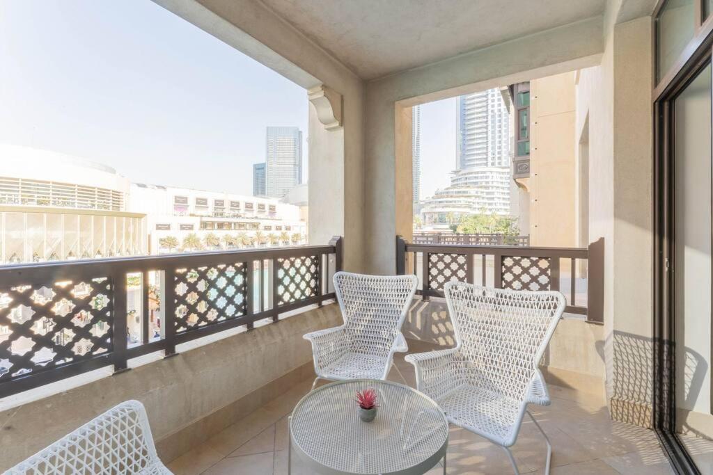 Traditional 2 Bedroom With Fountain View Apartment