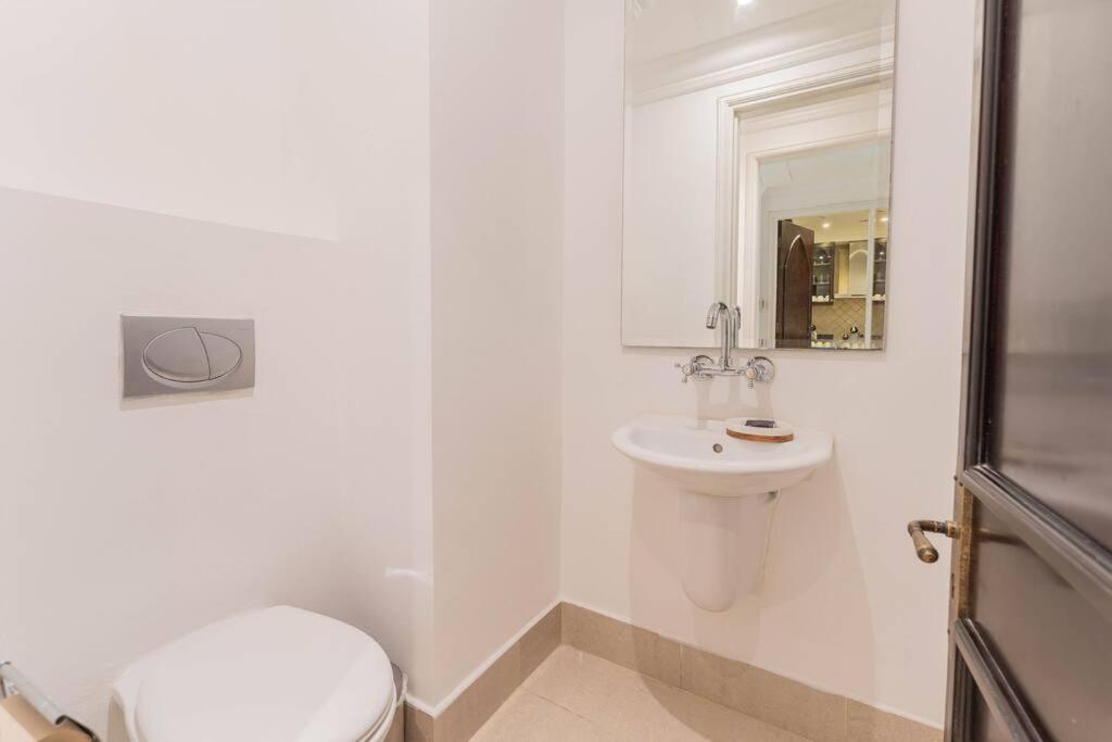 Traditional 2 Bedroom With Fountain View Apartment