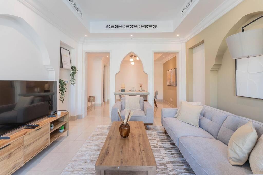 Traditional 2 Bedroom With Fountain View