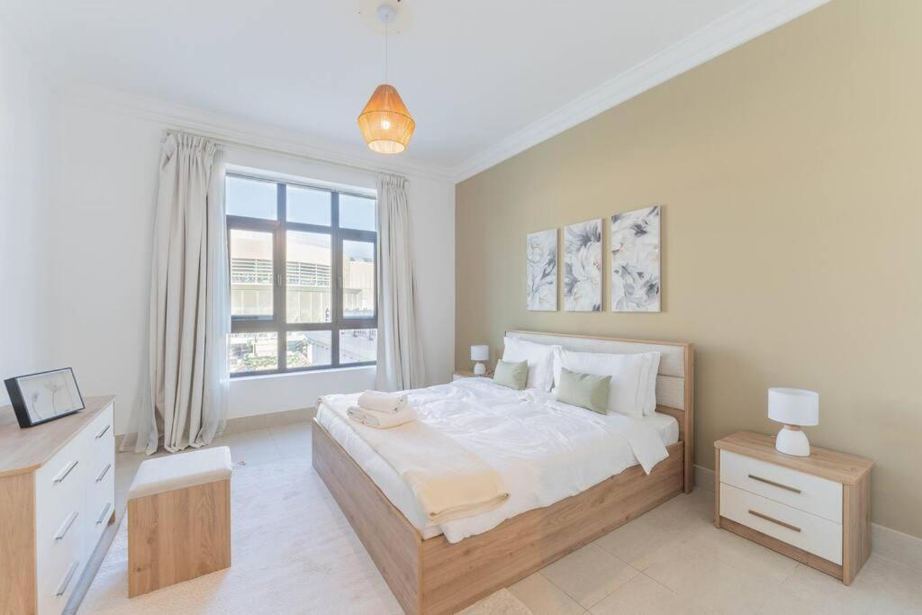 Traditional 2 Bedroom With Fountain View Apartment Dubai