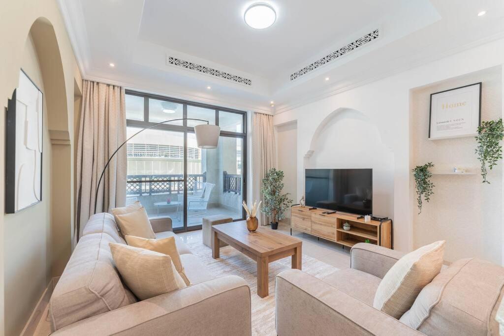 Traditional 2 Bedroom With Fountain View Apartment *