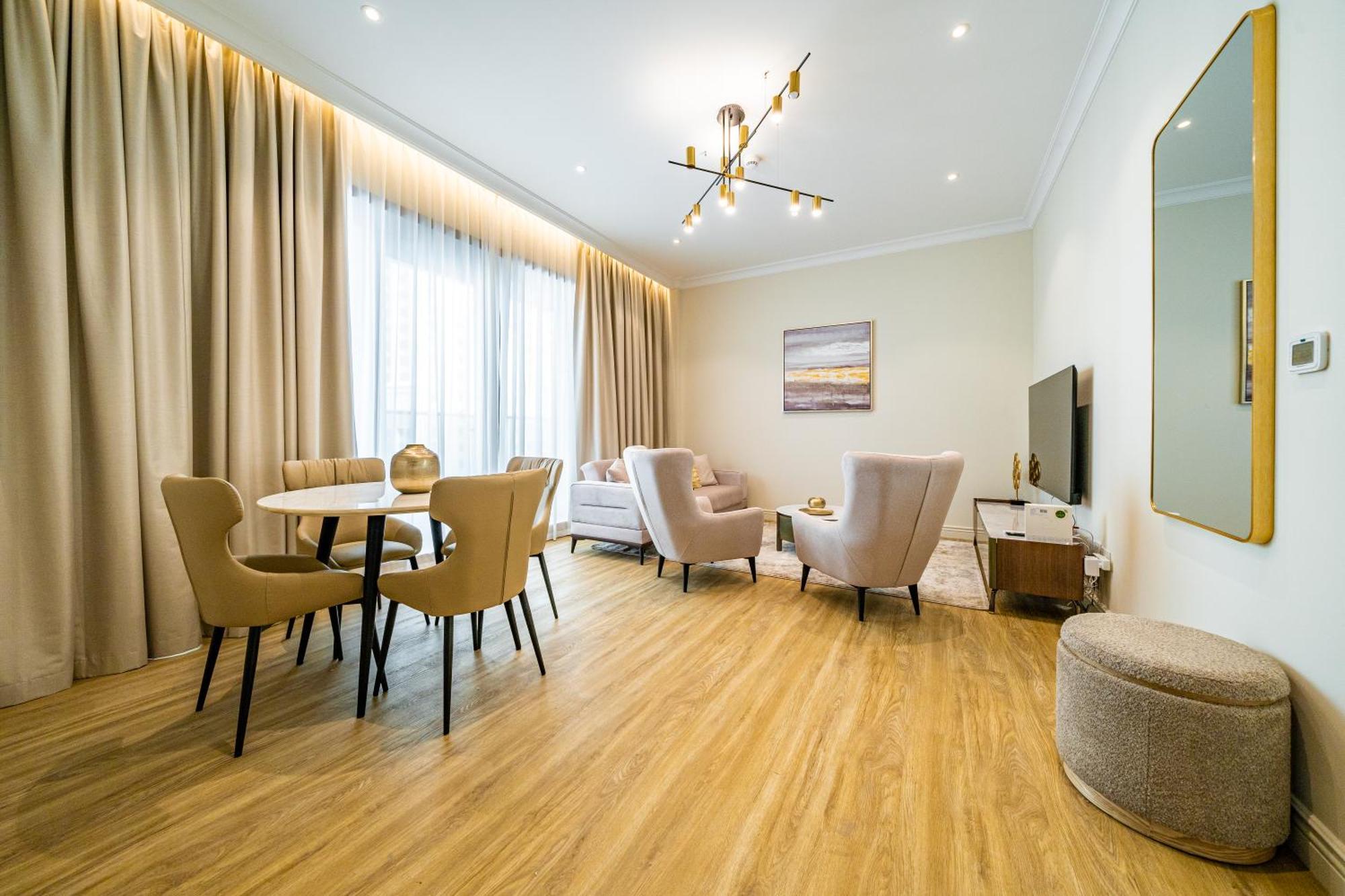 Luxe 1br In Sparkle Towers - 2 Balconies And Marina Views