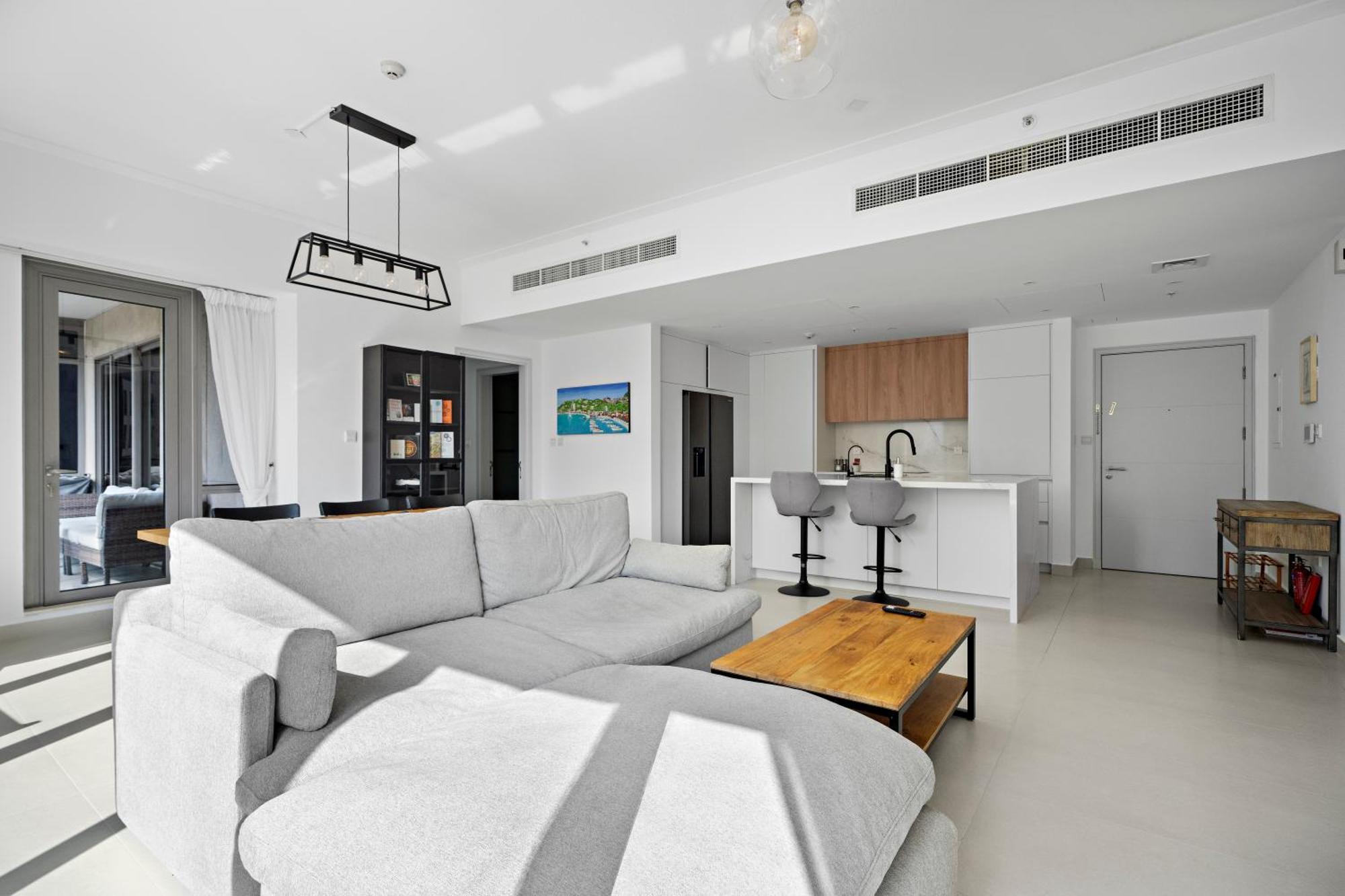 Spacious 1br Downtown Apartment Dubai