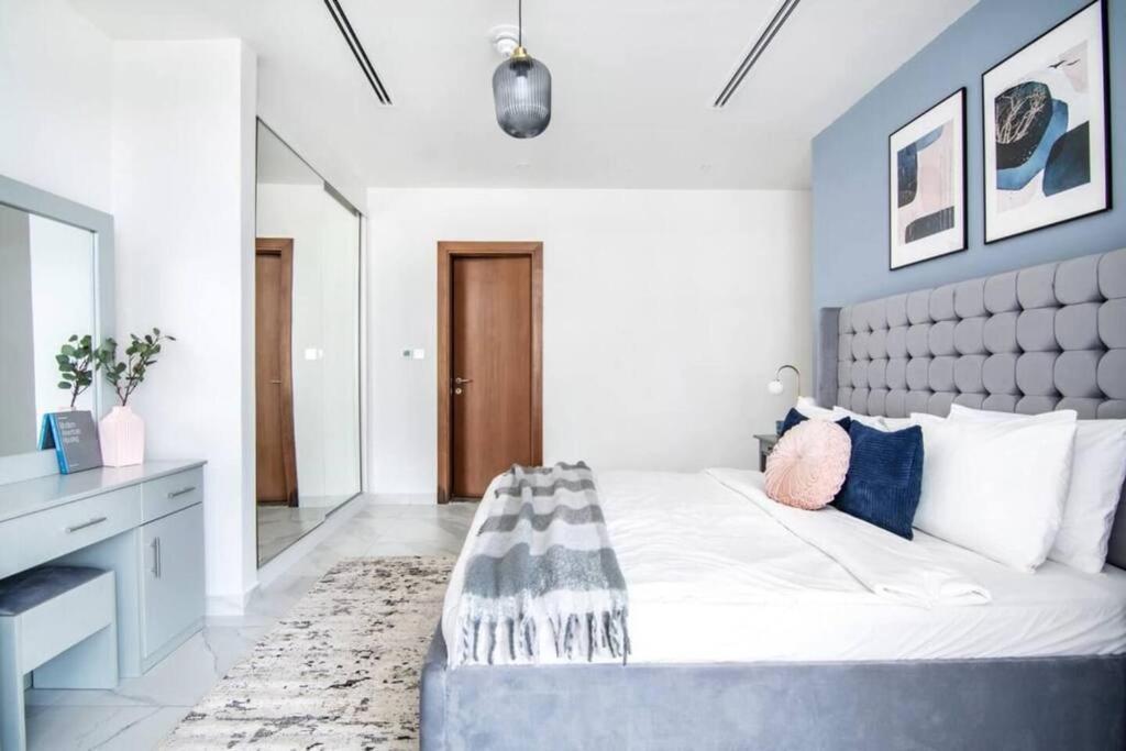 Lux Marasi Moods 2bd 7px Burj Khalifa & Canal Views Apartment Dubai