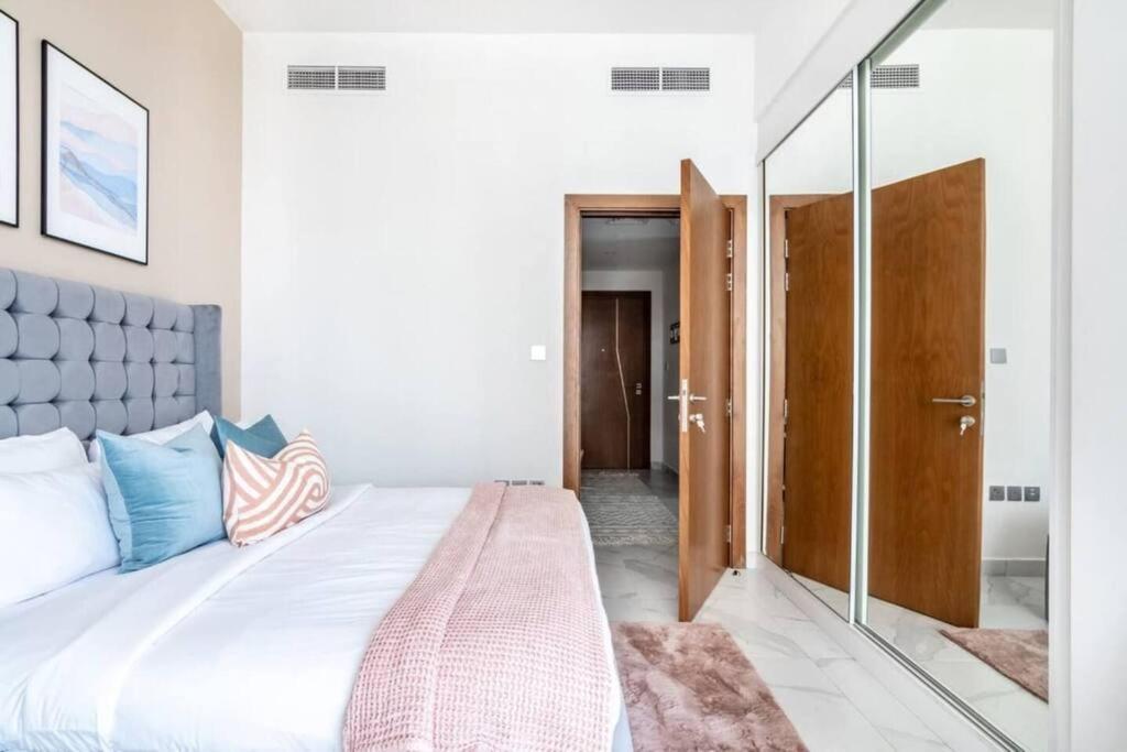 Lux Marasi Moods 2bd 7px Burj Khalifa & Canal Views Apartment *