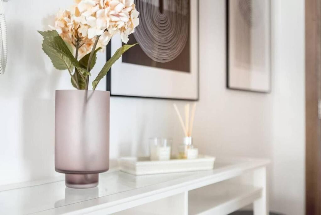 Lux Marasi Moods 2bd 7px Burj Khalifa & Canal Views Apartment