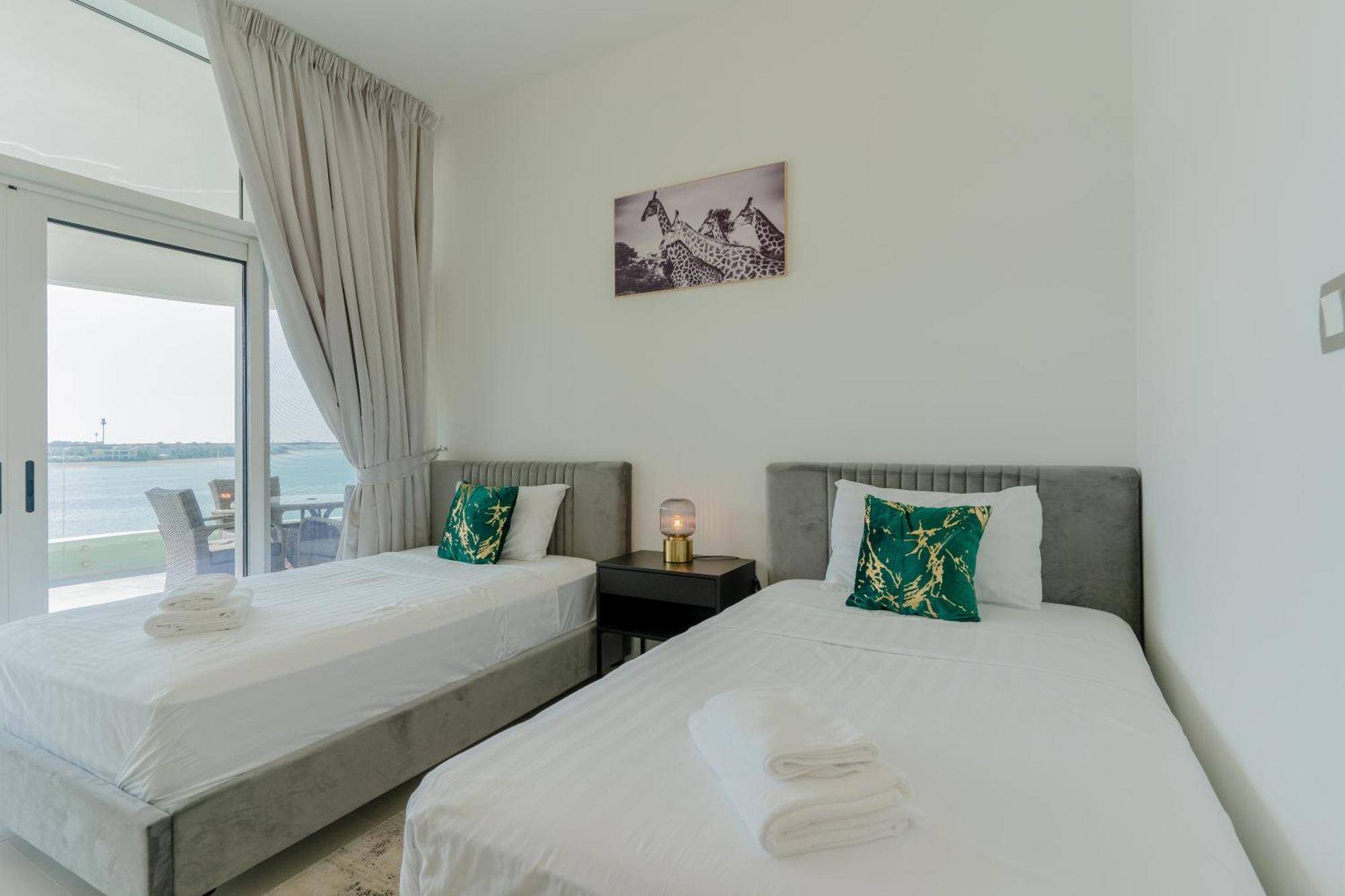 Apartment Daniels Sea View 2br In Mina Azizi The Palm *