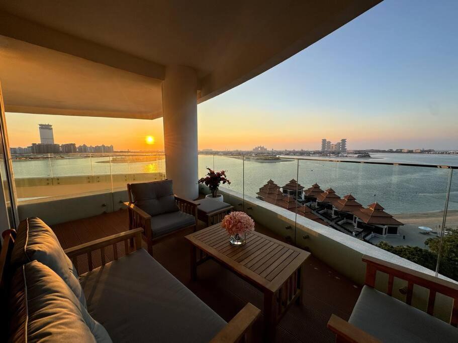 Luxury Mina Azizi Palm Jumeirah-private Beach Apartment Dubai