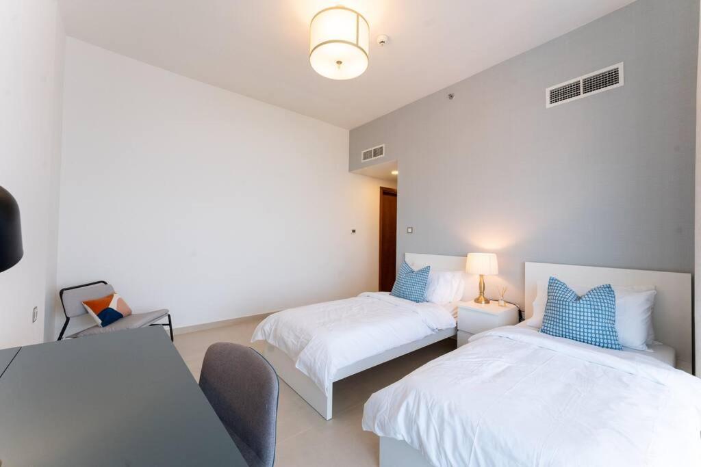 Luxury Mina Azizi Palm Jumeirah-private Beach Apartment Dubai