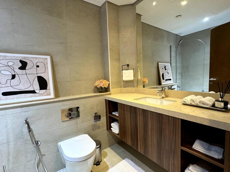 Luxury Mina Azizi Palm Jumeirah-private Beach Apartment Dubai